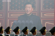 Các binh sĩ của Quân Giải phóng Nhân dân được nhìn thấy trước một màn hình lớn khi lãnh đạo Trung Quốc Tập Cận Bình trình bày tại cuộc duyệt binh kỷ niệm 70 năm thành lập chế độ ở Bắc Kinh vào ngày 01/10/2019. (Ảnh: Jason Lee/Reuters)