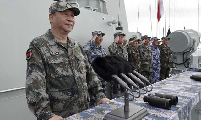 Lãnh đạo Trung Quốc Tập Cận Bình (Trái) diễn thuyết sau khi duyệt hạm đội Hải quân của Quân Giải phóng Nhân dân Trung Quốc (PLA) ở Biển Đông vào ngày 12/04/2018. (Ảnh: Li Gang/Tân Hoa Xã qua AP)