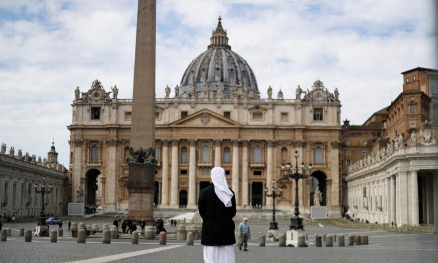 Một nữ tu đứng tại Quảng trường Thánh Peter ở Vatican vào ngày 21/03/2021. (Ảnh: Gregorio Borgia/AP Photo)