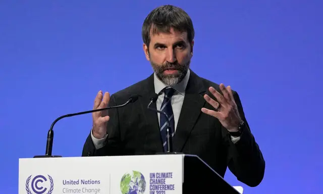 Ông Steven Guilbeault, Bộ trưởng Môi trường và Biến đổi Khí hậu Canada, nói trong cuộc họp báo tại hội nghị thượng đỉnh khí hậu COP26 của Liên Hiệp Quốc ở Glasgow, Scotland, vào ngày 12/11/2021. (Ảnh: Alastair Grant/AP Photo)