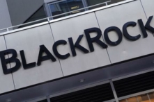 Logo BlackRock bên ngoài trụ sở chính của hãng ở quận Manhattan của thành phố New York vào ngày 25/05/2021. (Ảnh: Carlo Allegri/Reuters)