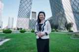 Trong hình ảnh tĩnh trích từ đoạn video không đề ngày tháng này, ký giả người Úc Thành Lôi (Cheng Lei) ở Bắc Kinh, Trung Quốc. (Ảnh: Hội Úc Châu Toàn Cầu-Bộ Ngoại giao và Thương mại Úc Châu/Tư liệu báo chí qua REUTERS)