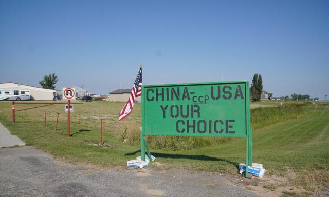 Một tấm biển phản đối một nhà máy bắp ở Grand Forks, North Dakota, nằm cạnh mảnh đất 370 mẫu Anh (1.5 km vuông) gần đây đã được thành phố phê chuẩn cho dự án. Nhiều cư dân không muốn có dự án trong thành phố này vì công ty sở hữu đất có mối liên kết với Đảng Cộng sản Trung Quốc thông qua chủ tịch công ty. (Ảnh: Allan Stein/The Epoch Times)