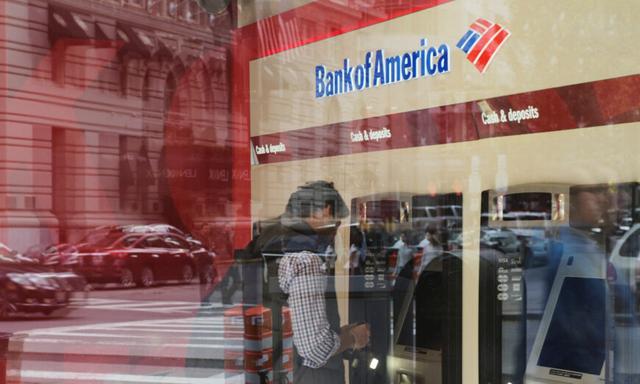 Một khách hàng sử dụng máy ATM tại chi nhánh ngân hàng Bank of America ở Boston vào ngày 11/10/2017. (Ảnh: Brian Snyder/Reuters)