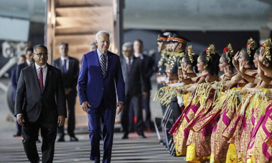 Đoàn vũ công người Bali nghênh đón Tổng thống Joe Biden khi ông đến Phi trường Quốc tế Ngurah Rai ở Bali, Indonesia, hôm 13/11/2022 để tham dự Hội nghị thượng đỉnh G-20. (Ảnh: Made Nagi/Pool qua Reuters)