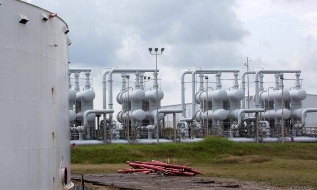 Một bể chứa dầu và thiết bị đường ống dẫn dầu thô trong chuyến tham quan của Bộ Năng lượng tại Kho Dự trữ Dầu mỏ Chiến lược ở Freeport, Texas ngày 09/06/2016. (Ảnh: Richard Carson/Reuters)
