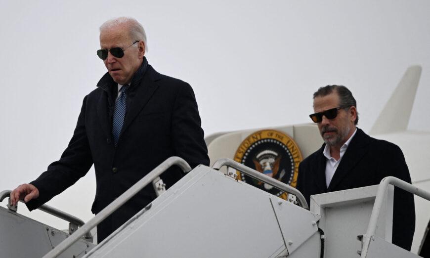 Tổng thống Joe Biden cùng con trai Hunter Biden đến Căn cứ Hancock Field của Lực lượng Phòng không Quốc gia ở Syracuse, New York, hôm 04/02/2023. (Ảnh: Andrew Caballero-Reynolds/AFP qua Getty Images)