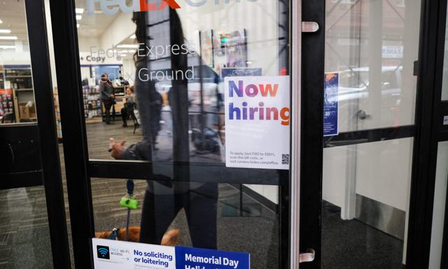 Biển báo ‘cần tuyển dụng’ tại một cửa hàng ở Manhattan ở thành phố New York hôm 06/05/2022. (Ảnh: Spencer Platt/Getty Images)