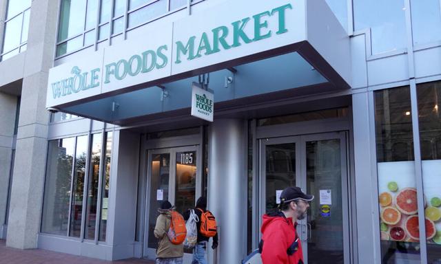 Khách bộ hành đi ngang qua một cửa hàng Whole Foods đã đóng cửa ở San Francisco hôm 12/04/2023. (Ảnh: Justin Sullivan/Getty Images)