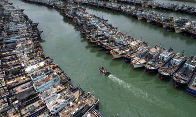 Các tàu đánh cá đang neo đậu tại cảng cá Cao Khi (Gaoqi) khi cơn bão Doksuri sắp tiến đến, ở Hạ Môn, tỉnh Phúc Kiến, Trung Quốc, hôm 26/07/2023. (Ảnh: CNS Photo qua Reuters)