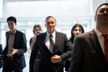 Ông Devon Archer (ở giữa), một cựu cộng sự kinh doanh của  ông Hunter Biden, đến để cung cấp lời khai kín với Ủy ban Giám sát của Hạ viện ở Hoa Thịnh Đốn hôm 31/07/2023. (Ảnh: Drew Angerer/Getty Images)