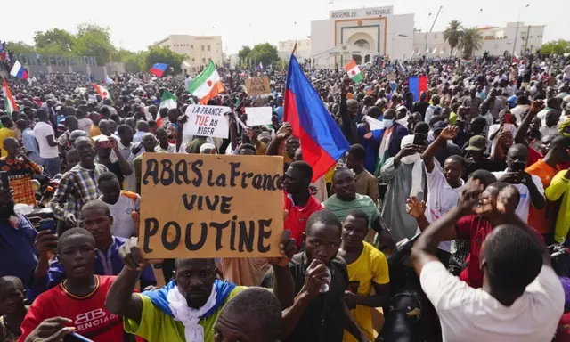 Người dân Niger tham gia cuộc tuần hành do những người ủng hộ thủ lĩnh cuộc đảo chính, Tướng Abdourahmane Tiani, kêu gọi ở Niamey, Niger, hôm 30/07/2023. (Ảnh: Sam Mednick/The Canadian Press/AP)