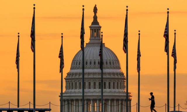Điện Capitol Hoa Kỳ thấp thoáng sau những lá cờ trên National Mall ở Hoa Thịnh Đốn hôm 07/11/2022. (Ảnh: J. David Ake/AP Photo)