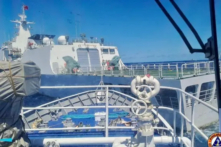 Một tàu Hải cảnh Trung Quốc (phía trước) xuất hiện để chặn đường của một tàu Tuần duyên Philippines gần Bãi cạn Thomas thứ Hai mà Philippines đóng quân, ở Biển Đông, hôm 05/08/2023, trong một nhiệm vụ tái tiếp tế. (Ảnh: Lực lượng Tuần duyên Philippines qua AP)