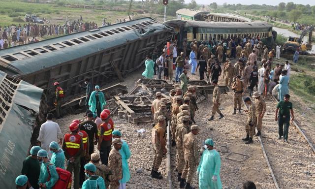 Xe lửa tốc hành trật đường rầy ở miền nam Pakistan: 30 người thiệt mạng, và hơn 90 người bị thương