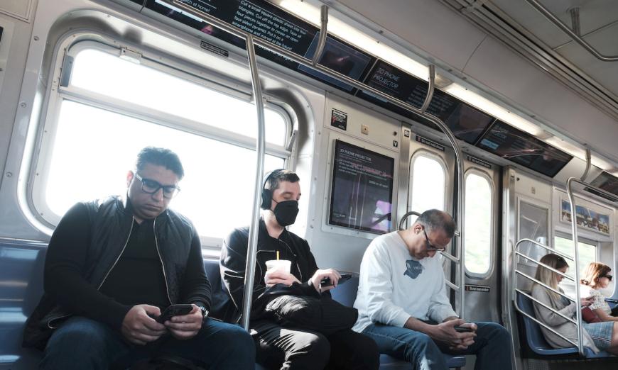 Một số người đeo khẩu trang khi đi tàu điện ngầm ở Brooklyn, Thành phố New York, vào ngày 11/05/2023. (Ảnh: Spencer Platt/Getty Images)