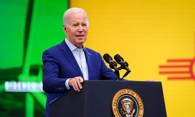 TT Biden ca ngợi ‘sự bùng nổ sản xuất’ tại nhà máy ở New Mexico để quảng bá trường phái kinh tế Biden với cử tri