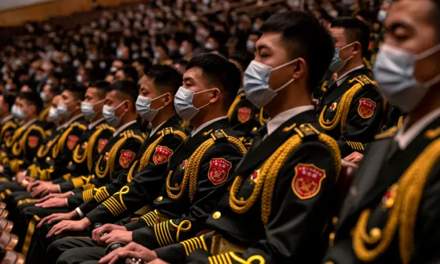 BẮC KINH, TRUNG QUỐC - NGÀY 16/10: Các thành viên của Quân Giải phóng Nhân dân đang ngồi trong Lễ khai mạc Đại hội Đại biểu Toàn quốc lần thứ 20 của Đảng Cộng sản Trung Quốc (ĐCSTQ) tại Đại lễ đường Nhân dân vào ngày 16/10/2022 ở Bắc Kinh, Trung Quốc. Chủ tịch Trung Quốc Tập Cận Bình được nhiều người dự đoán sẽ đắc cử nhiệm kỳ thứ ba. (Ảnh: Kevin Frayer/Getty Images)