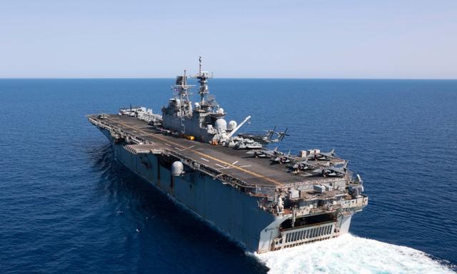 Tàu tấn công đổ bộ USS Bataan của Hải quân Hoa Kỳ đi qua Hồng Hải, hôm 08/08/2023. (Ảnh: Chuyên gia Truyền thông Đại chúng Cấp 3 Riley Gasdia/Hải quân Hoa Kỳ, qua AP)