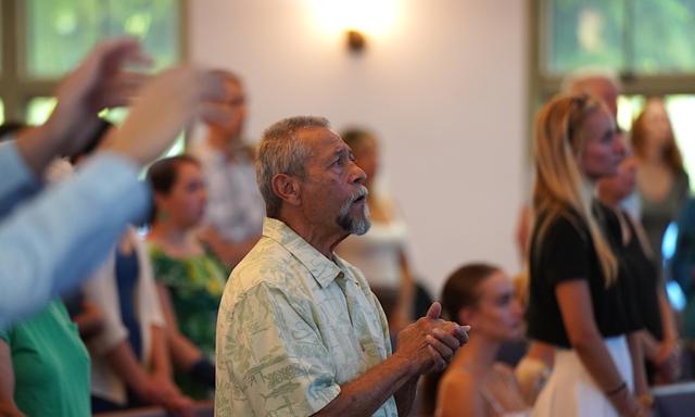 Một cư dân đảo Maui cầu nguyện trong buổi lễ nhà thờ tại Nhà thờ Kihei Baptist ở Kihei, đảo Maui, hôm 13/08/2023. (Ảnh: Allan Stein/The Epoch Times)