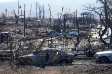 Những ngôi nhà và những chiếc xe hơi bị phá hủy được nhìn thấy ở Lahaina, Hawaii, hôm 13/08/2023. (Ảnh: Rick Bowmer/AP Photo)