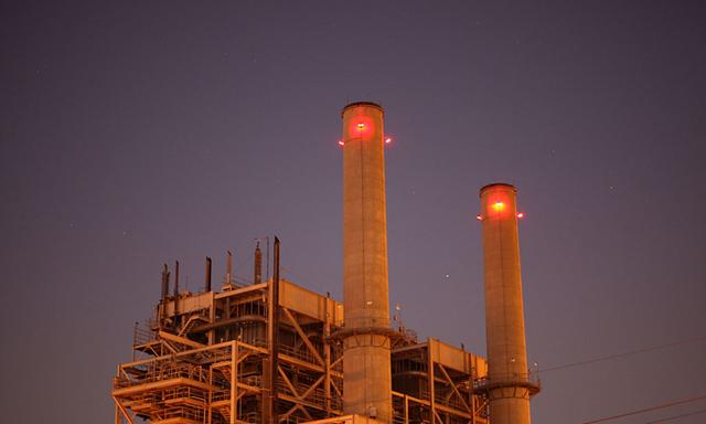 Nhà máy điện chạy bằng khí đốt tự nhiên Alamitos công suất 495 megawatt của AES Corporation ở Long Beach, California, vào ngày 01/10/2009. (Ảnh: David McNew/Getty Images)