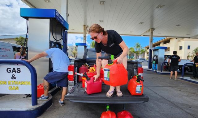 Bà Sarah Turner ở Tây Maui đổ đầy xăng vào các thùng chứa để cung cấp năng lượng cho máy phát điện khẩn cấp của mình và giúp đỡ những người hàng xóm cần nhiên liệu, hôm 16/08/2023. (Ảnh: Allan Stein/The Epoch Times)