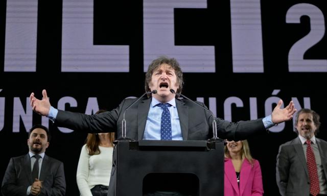 Nghị sĩ và là ứng cử viên tổng thống Javier Milei có bài diễn thuyết khi kết thúc chiến dịch tranh cử sơ bộ, tại Movistar Arena ở Buenos Aires, Argentina, hôm 07/08/2023. Argentina tổ chức bầu cử sơ bộ hôm 13/08, và sẽ tổ chức vòng bỏ phiếu tổng thống đầu tiên vào ngày 22/10. (Ảnh: Luis Robayo/AFP qua Getty Images)
