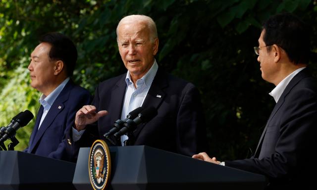 (Từ trái qua Phải) Tổng thống Nam Hàn Yoon Suk Yeol, Tổng thống Hoa Kỳ Joe Biden, và Thủ tướng Nhật Bản Kishida Fumio đến dự một cuộc họp báo chung sau các cuộc đàm phán ba bên tại Trại David ở Maryland hôm 18/08/2023. (Ảnh: Chip Somodevilla/Getty Images)