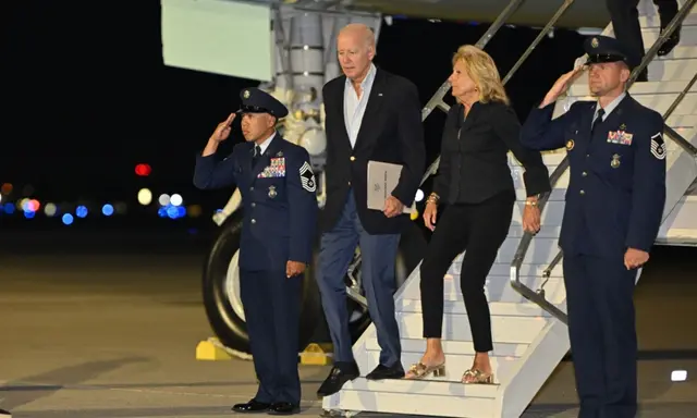 Tổng thống Joe Biden và Đệ nhất phu nhân Jill Biden bước xuống phi cơ Không lực Một khi đến Phi trường Quốc tế Reno-Tahoe, Reno, Nevada hôm 18/08/2023. (Ảnh: Mandel Ngan/AFP qua Getty Images)