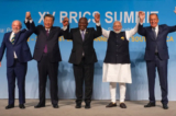 (Từ trái sang) Tổng thống Brazil Luiz Inacio Lula da Silva, lãnh đạo Trung Quốc Tập Cận Bình, Tổng thống Nam Phi Cyril Ramaphosa, Thủ tướng Ấn Độ Narendra Modi, và Ngoại trưởng Nga Sergei Lavrov giơ tay khi họ chụp ảnh chung tại Hội nghị thượng đỉnh BRICS ở Johannesburg, Nam Phi, hôm 23/08/2023. (Ảnh: Alet Pretorious/AFP qua Getty Images)