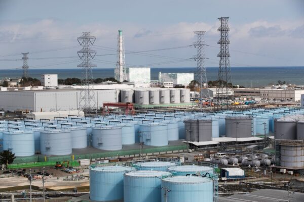 Lò phản ứng hạt nhân số 5 (chính giữa, bên trái), và lò phản ứng số 6 nhìn qua các bể chứa nước đã được xử lý nhưng vẫn còn nhiễm phóng xạ, tại nhà máy điện hạt nhân Fukushima Daiichi ở thị trấn Okuma, Quận Fukushima, đông bắc Nhật Bản, vào ngày 27/02/2021. (Ảnh: Hiro Komae/AP Photo)