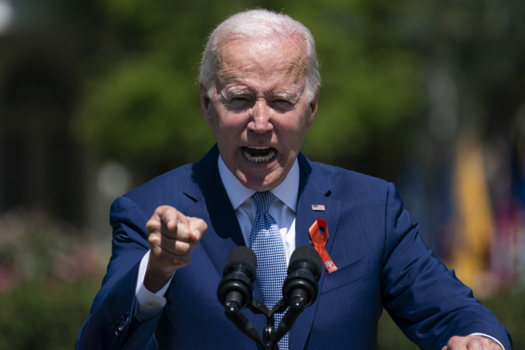 Tổng thống Joe Biden diễn thuyết trong sự kiện kỷ niệm việc thông qua “Đạo luật Cộng đồng An toàn hơn của Lưỡng đảng,” một đạo luật nhằm giảm bạo lực súng đạn, trên Bãi cỏ phía Nam của Tòa Bạch Ốc, ở Hoa Thịnh Đốn vào ngày 11/07/2022. (Ảnh: Evan Vucci/AP Photo)