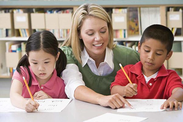 Một giáo viên giỏi có thể khơi dậy niềm hứng thú của học sinh, giúp học sinh say mê học tập. (Ảnh: Shutterstock)