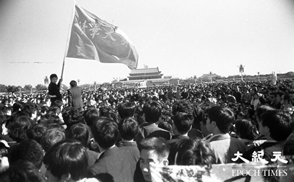 Khoảng thời gian cuối Xuân và đầu Hạ năm 1989, bắt đầu từ Thủ đô Bắc Kinh, “phong trào tự do dân chủ” của sinh viên yêu nước đã kích khởi ở Trung Quốc, khiến thế giới chấn động. Một sinh viên tại Bắc Kinh đã tham gia toàn bộ quá trình này và dùng máy ảnh ghi lại những khoảnh khắc lịch sử. Ảnh chụp sinh viên thỉnh nguyện tập trung tại Quảng trường Thiên An Môn trong Phong trào ngày 04/06. (Ảnh do ông Jian Liu cung cấp)
