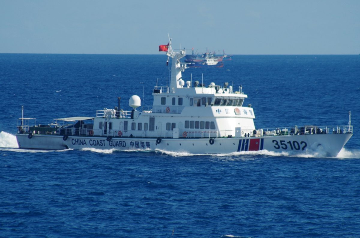 Một tàu tuần duyên của Hải Cảnh Trung Quốc ở Biển Hoa Đông ẩn nấp một cách đầy đe dọa sau đội tàu gồm 230 tàu đánh cá Trung Quốc tràn vào quần đảo Senkaku do Nhật Bản kiểm soát hồi tháng 08/2016. (Ảnh: Trụ sở Hải Cảnh Khu vực thứ 11 thông qua AP)