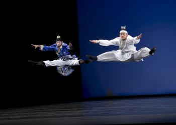 Nghệ sĩ múa Lý Tường Tư (Rick Li) (trái) và Lý Bảo Viên (William Li) biểu diễn tiết mục ‘Seven Step Poem’ (Thất Bộ Thành Thi). (Ảnh: Dai Bing/The Epoch Times)