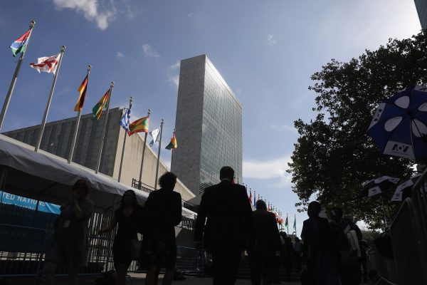 Mọi người đi ngang qua trụ sở Liên Hiệp Quốc ở thành phố New York vào ngày 26/09/2018. (Ảnh: John Moore/Getty Images)