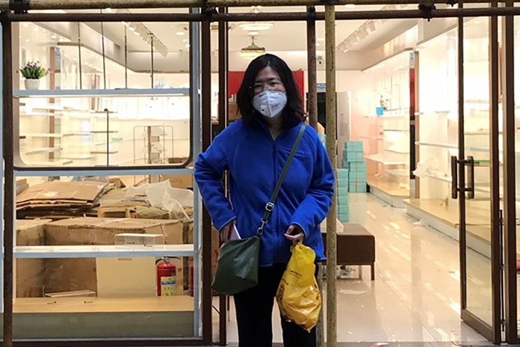 Cô Trương Triển (Zhang Zhan) đứng gần giàn giáo bên ngoài một cửa hàng trong chuyến thăm Vũ Hán ở tỉnh Hồ Bắc, Trung Quốc, vào ngày 11/04/2020. (Ảnh: Đăng dưới sự cho phép của Melanie Wang qua AP)