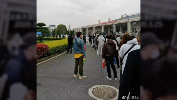Người dân địa phương xếp hàng chờ nhận tro cốt của người thân đã tử vong vì virus COVID-19 tại Nhà tang lễ Hán Khẩu ở Vũ Hán, Trung Quốc, vào ngày 25/03/2020. (Ảnh: Mao Daqing/Weibo)