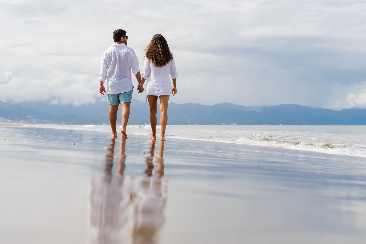 Một cặp vợ chồng đang nắm tay nhau trên bãi biển. (Ảnh: Pixabay)
