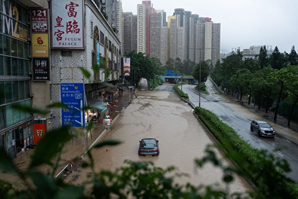 Ảnh: Mưa lớn kỷ lục trong 139 năm gây ngập lụt ở Hồng Kông
