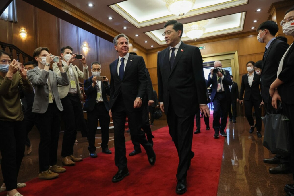 Ngoại trưởng Hoa Kỳ Antony Blinken đi dạo cùng Bộ trưởng Ngoại giao Trung Quốc đương thời là ông Tần Cương trước hội nghị tại Nhà khách Quốc gia Điếu Ngư Đài ở Bắc Kinh hôm 18/06/2023. (Ảnh: Leah Millis/Pool/AFP qua Getty Images)