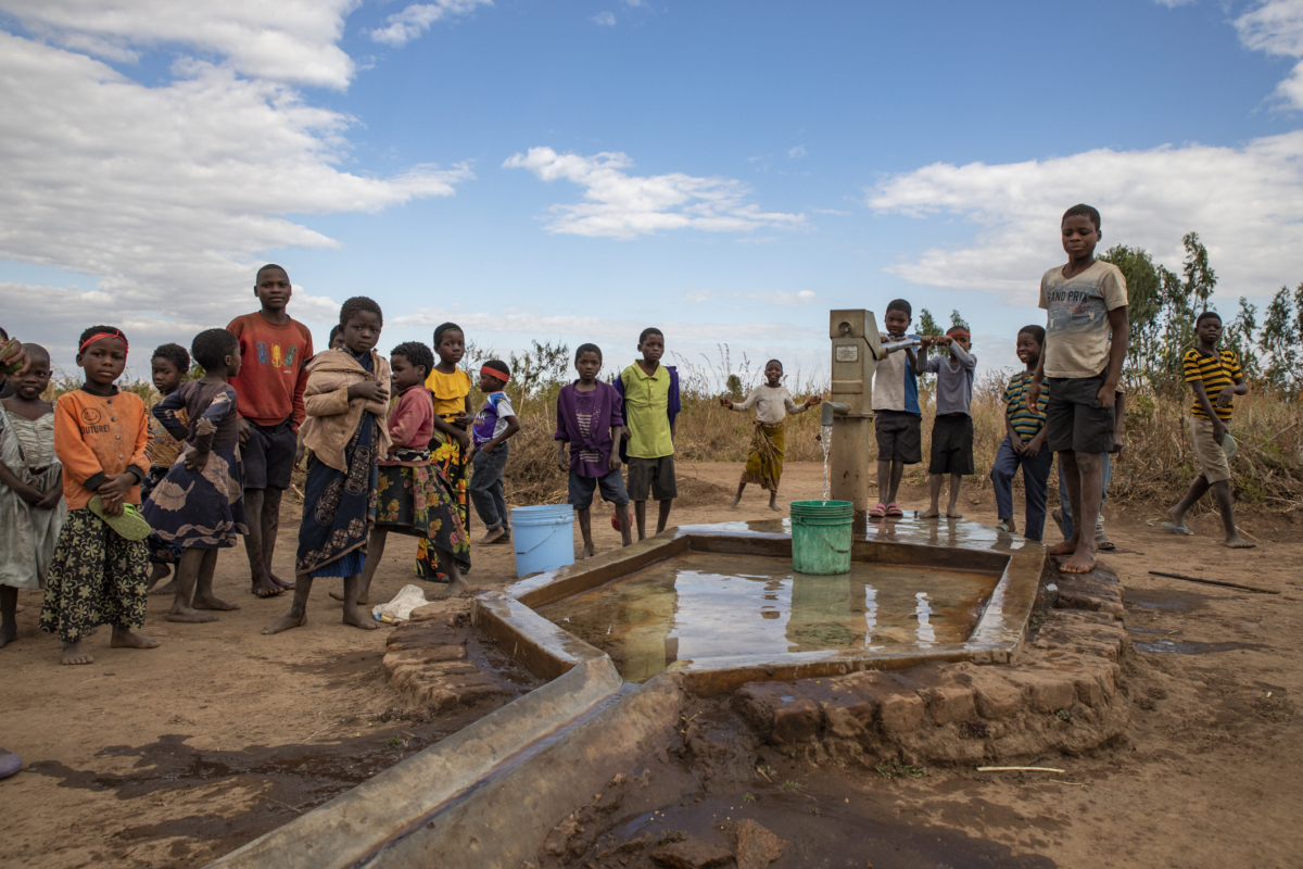 Dân làng sử dụng giếng mới do tổ chức Water Wells for Africa xây dựng ở Thôn Khobwe 2, Malawi, vào ngày 06/07/2021. (Ảnh: John Fredricks/The Epoch Times)