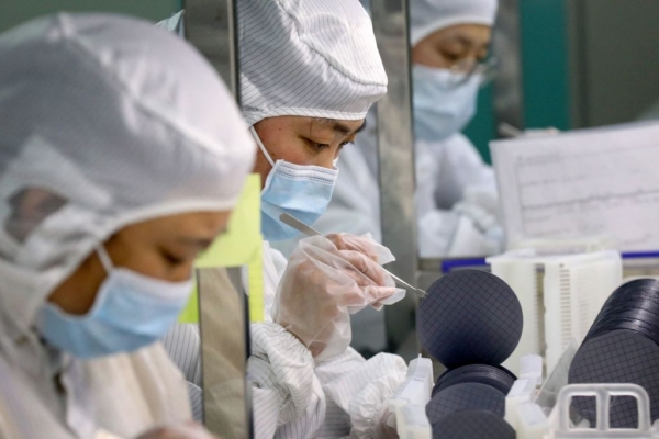 Nhân viên sản xuất vi mạch bán dẫn tại một nhà máy của Công ty Bán dẫn Tiệp Tiệp ở Nam Thông, tỉnh Giang Tô, miền đông Trung Quốc, vào ngày 17/03/2021. (Ảnh: PSTR/AFP qua Getty Images)