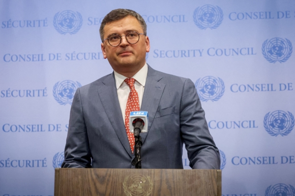 Ngoại trưởng Ukraine Dmytro Kuleba nói chuyện với giới báo chí trước khi đến cuộc họp của Hội đồng Bảo an Liên Hiệp Quốc về tình hình ở Ukraine, tại trụ sở Liên Hiệp Quốc ở New York hôm 17/07/2023. (Ảnh: Brendan McDermid/Reuters)