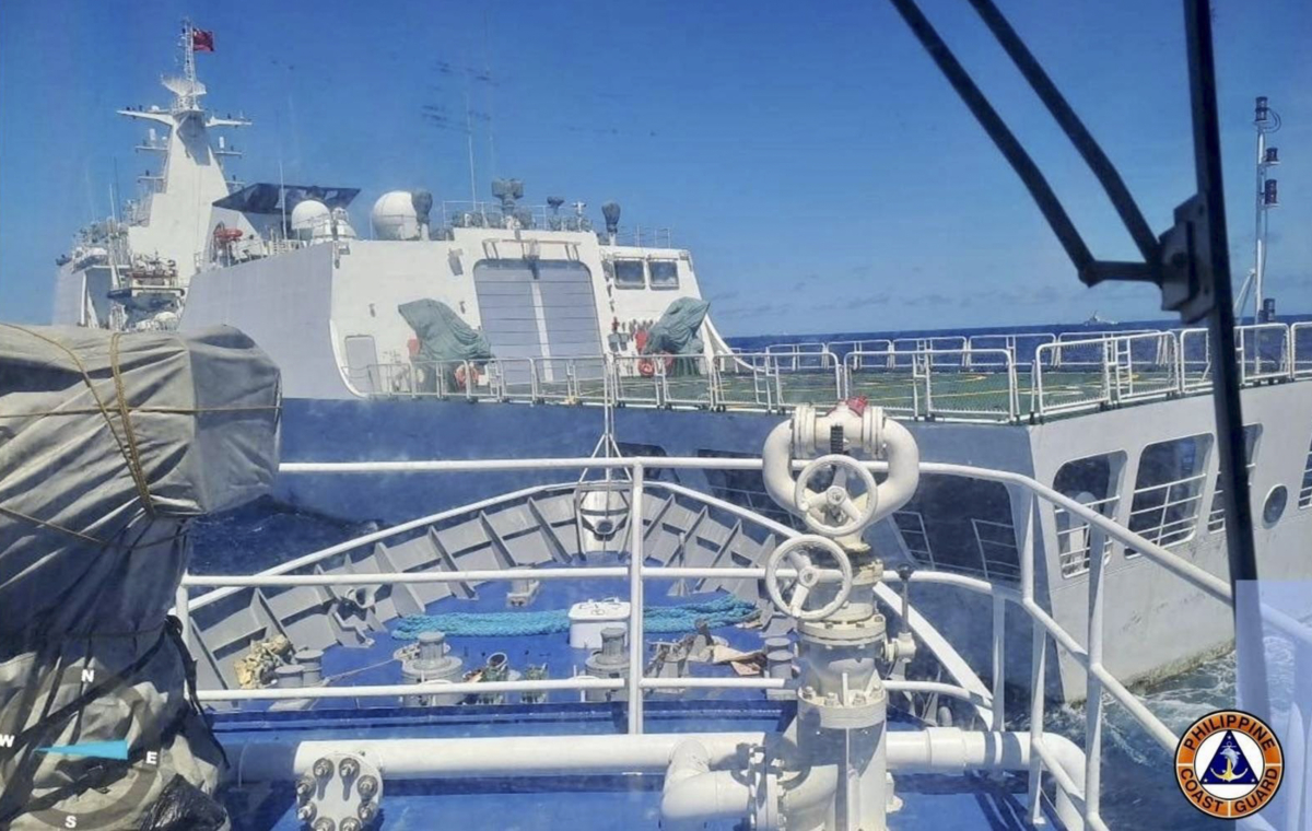 Một tàu Hải cảnh Trung Quốc dường như đang chặn đường của một tàu của Lực lượng tuần duyên Philippines gần Second Thomas Shoal (Bãi Cỏ Mây) do Philippines chiếm đóng ở Biển Đông vốn đang thực hiện nhiệm vụ tiếp tế, hôm 05/08/2023. (Ảnh: Lực lượng tuần duyên Philippines qua AP)
