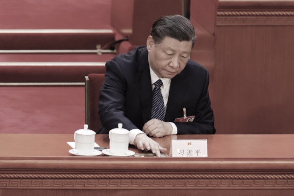 Lãnh đạo Trung Quốc Tập Cận Bình nhấn nút bỏ phiếu trong lễ khai mạc phiên họp toàn thể lần thứ năm của Đại hội Đại biểu Nhân dân Toàn quốc hôm 12/03/2023 tại Bắc Kinh. (Ảnh: Lintao Zhang/Getty Images)