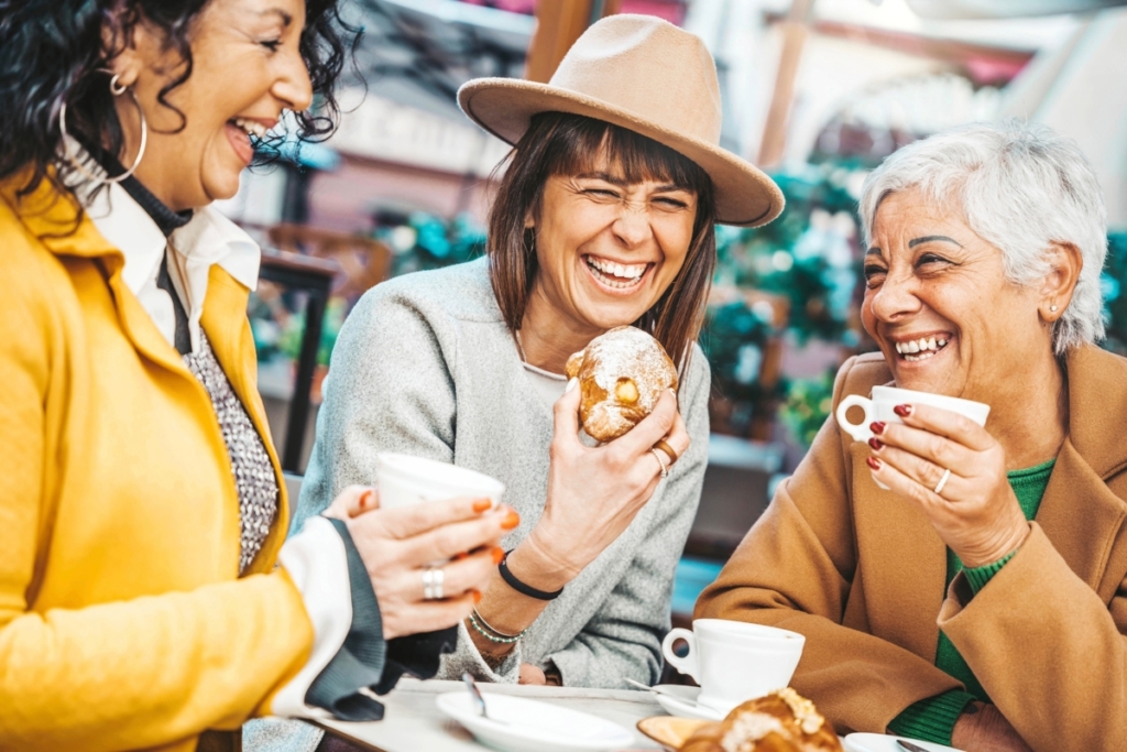 Kết nối xã hội chặt chẽ là khía cạnh quan trọng của sức khỏe, hạnh phúc và tinh thần. (Ảnh: DavideAngelini/Shutterstock)