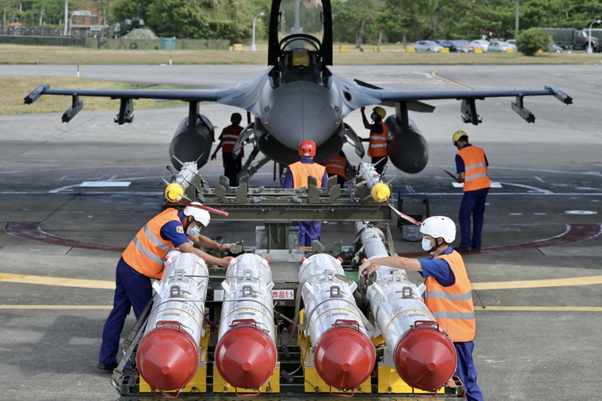 Các binh sĩ Không Quân chuẩn bị nạp hỏa tiễn chống hạm Harpoon AGM-84 do Hoa Kỳ sản xuất trước một chiếc chiến đấu cơ F-16V trong cuộc tập trận tại căn cứ Không quân Hoa Liên, Đài Loan, vào ngày 17/08/2022. (Ảnh: Sam Yeh/AFP qua Getty Images)